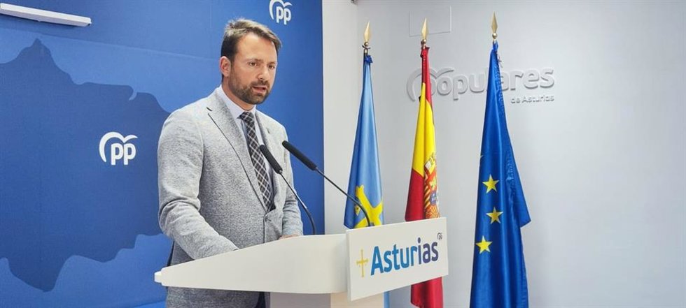El presidente del PP, Álvaro Queipo en rueda de prensa.