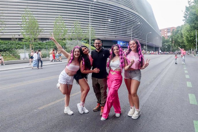 Ambiente previo al concierto de Karol G en los alrededores del Santiago Bernabéu.