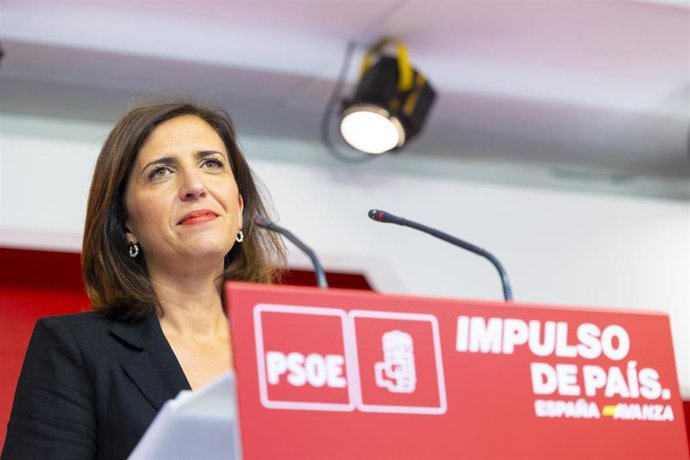 La portavoz del PSOE, Esther Peña, en una rueda de prensa en Ferraz
