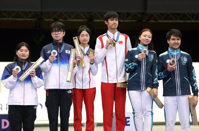 27 July 2024, France, Paris: China's Gold medalists Yuting Huang and Lihao Sheng (C), Republic of Korea's Silver medalists Hajun Park and Jihyeon Keum (L) and Kazakhstan's Bronze medalists Alexandra Le and Islam Satpayev(R) pose on the podium following th