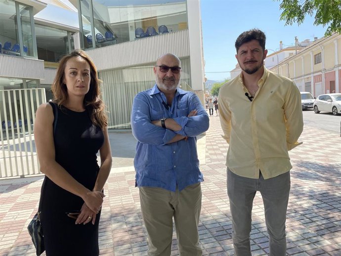 El diputado de Vox en el Grupo Parlamentario de Vox en Andalucía, Alejandro Hernández, junto al portavoz de Vox en Cabra, Pedro Palomque, y la coordinadora local Toñi. 