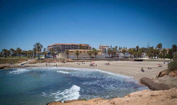 Reabre al baño Cala Mosca en Orihuela