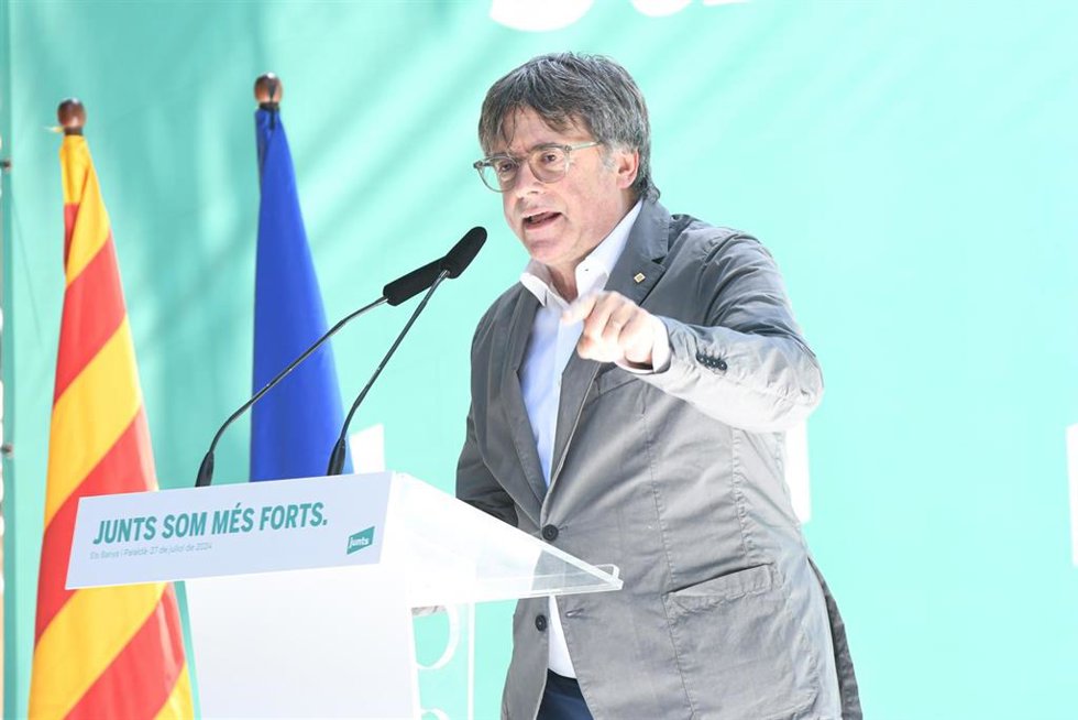 El expresidente de la Generalitat de Catalunya, Carles Puigdemont, interviene durante el acto de celebración del cuarto aniversario de la fundación de Junts, en el Thétre de Verdure, a 27 de julio de 2024, en Amélie-les-Bains-Palalda (Francia)