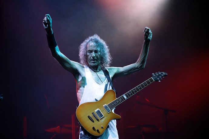 El cantante Robe en su concierto en Almería.