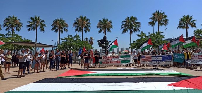 Manifestantes en Algeciras (Cádiz) exigen al Gobierno de España que los puertos nacionales no permita el atraco de barcos que transporten suministros armamentísticos para Israel.