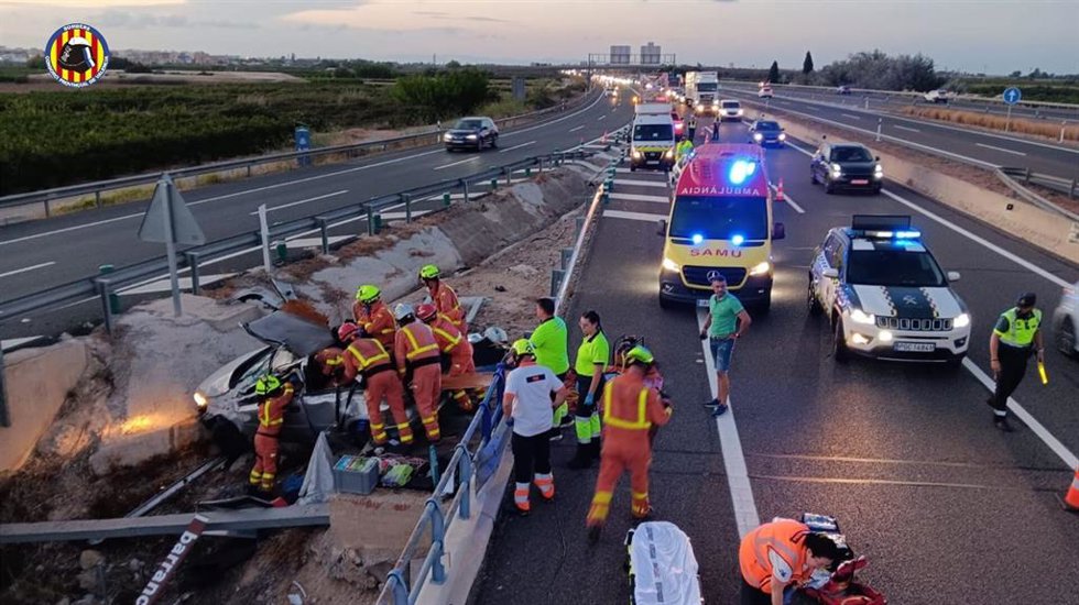 Herida Una Persona Tras Salirse De La Vía Y Dar Varias Vueltas De Campana En La AP-7 En Almussafes