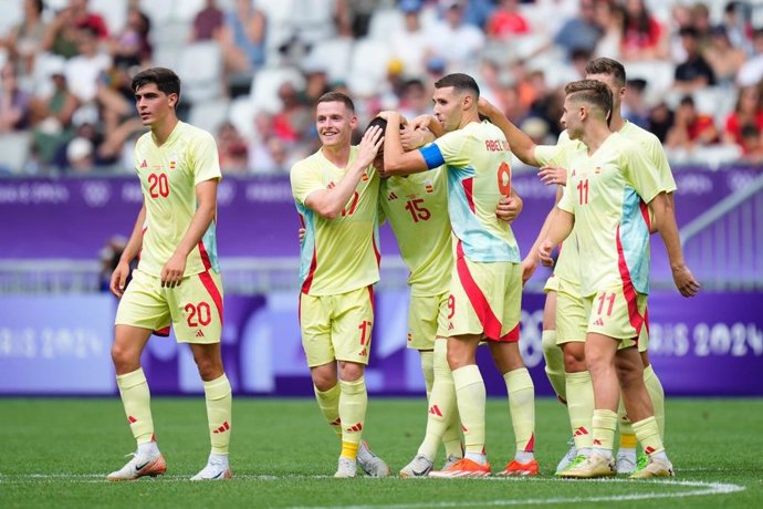 Los jugadores de la selección española masculina olímpica celebran un gol ante República Dominicana.