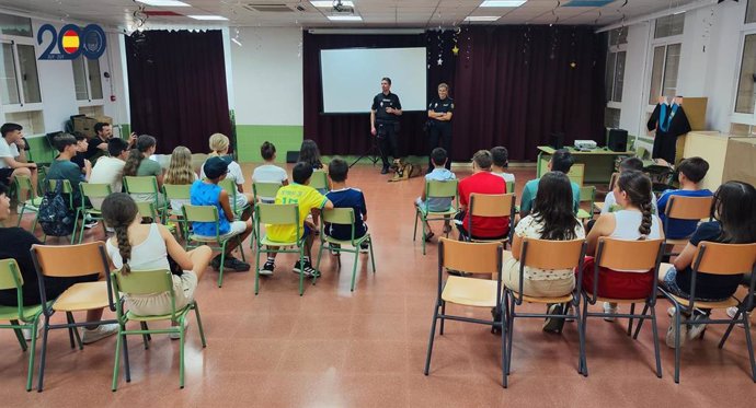 Exhibición de la Policía Nacional en una Escuela de verano de la ciudad de Murcia