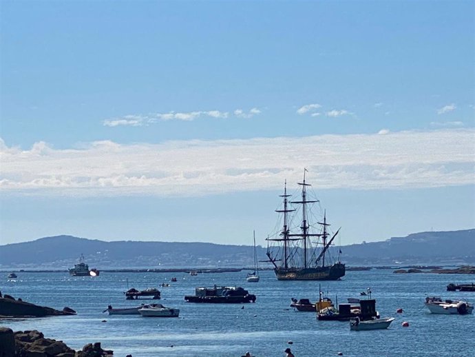 La fragata 'TS Shtandart' fondeada en A Illa de Arousa.