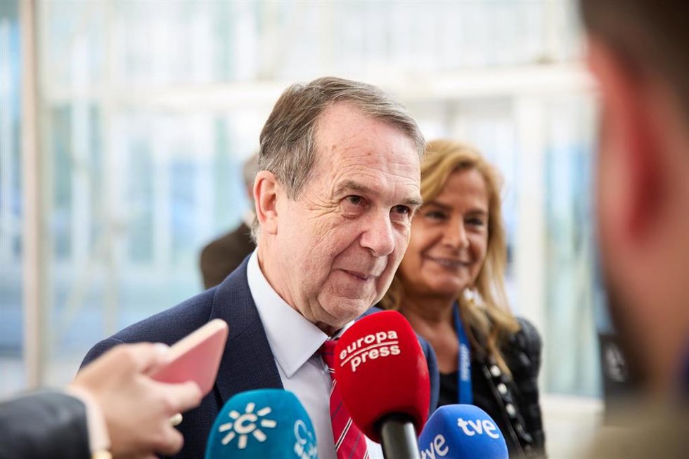 Archivo - El alcalde de Vigo, Abel Caballero, ofrece declaraciones a los medios en el congreso de la Femp en el Palacio Municipal de Congresos, a 23 de septiembre de 2023, en Madrid (España). La Federación Española de Municipios y Provincias (FEMP), cel