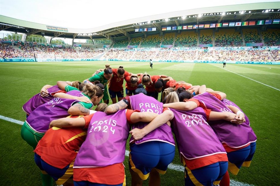 Calentamiento de la selección española femenina de fútbol en su primer partido en los Juegos Olímpicos de París.