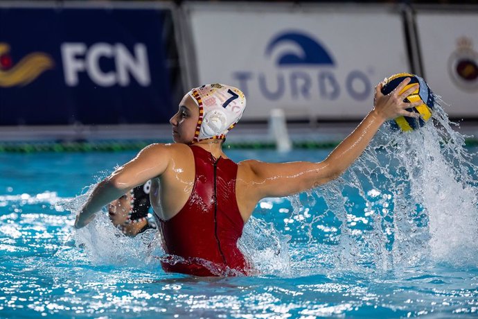 Archivo - Elena Ruiz, durante un partido con la selección española de waterpolo.