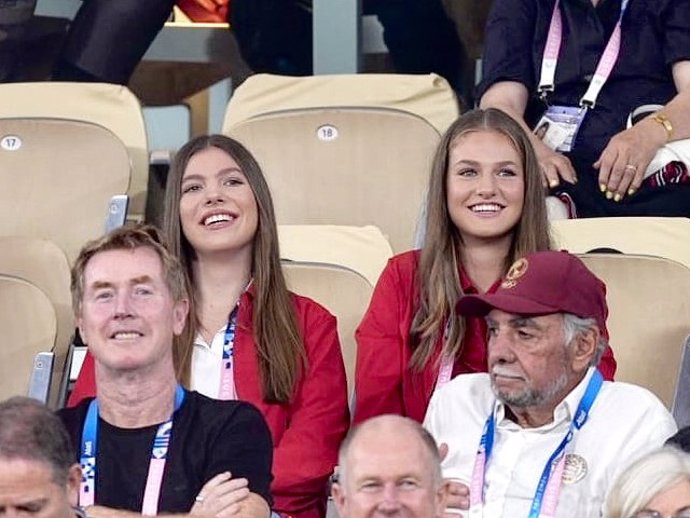 La Princesa Leonor y la Infanta Sofía durante el partido de dobles Nadal-Alcaraz en los Juegos Olímpicos.