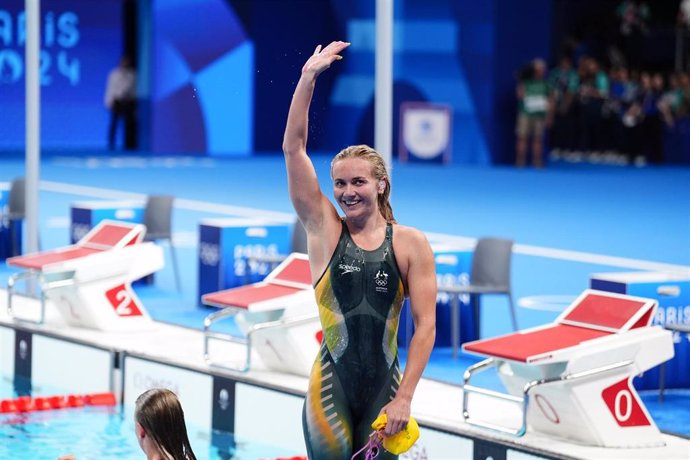 27 July 2024, France, Nanterre: Australia's Ariarne Titmus celebrates winning gold medal of the swimming women's 400m freestyle final at Paris La Defense Arena on the first day of the 2024 Paris Olympic Games. Photo: John Walton/PA Wire/dpa