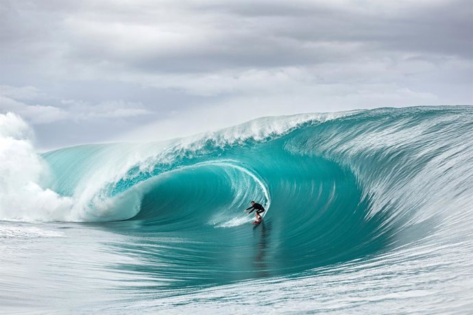 Archivo - SURFING Australian surfer Dylan Longbottom tow-in surf at Teahupoo during a huge swell on September 12, 2014 at Teahupoo in Tahiti, French Polynesia - Photo Julien Girardot / DPPI