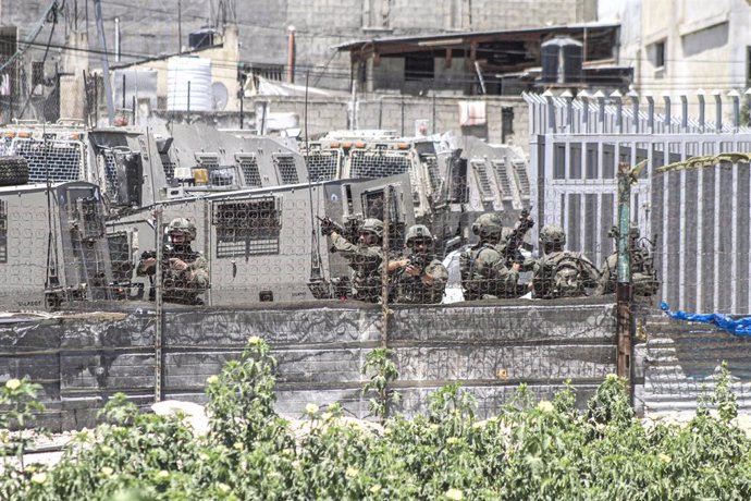 Fuerzas israelíes rodean una casa palestina en el campo de Balata, en el este de Nablús (Cisjordania)