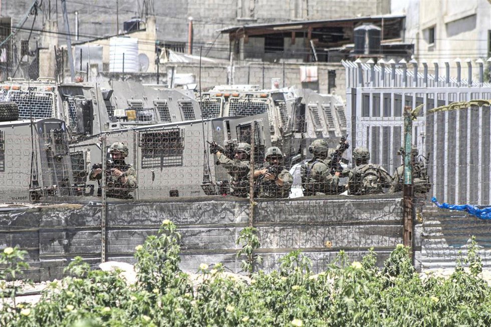 Fuerzas israelíes rodean una casa palestina en el campo de Balata, en el este de Nablús (Cisjordania)