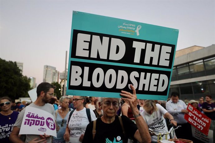 Manifestación por el fin de la guerra en Tel Aviv, Israel.