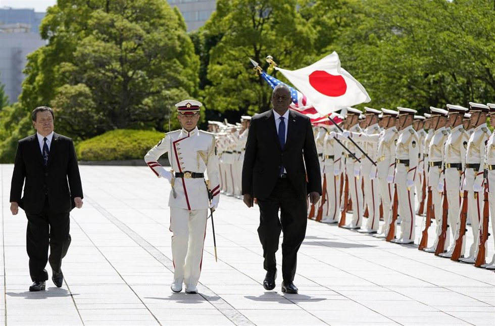 Archivo - El ministro de Defensa japonés, Yasukazu Hamada (izq) y el secretario de Defensa de EEUU, Lloyd Austin (dcha) en una imagen de archivo