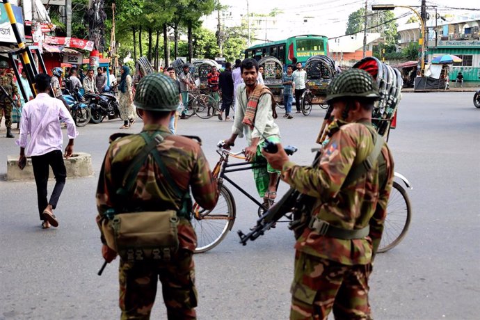 Imagen de militares de Bangladesh durante el toque de queda por las protestas 