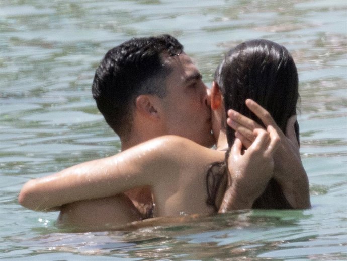 Mikel Merino y Lola Liberal en la playa a 20 de Julio de 2024 en Ibiza (España).