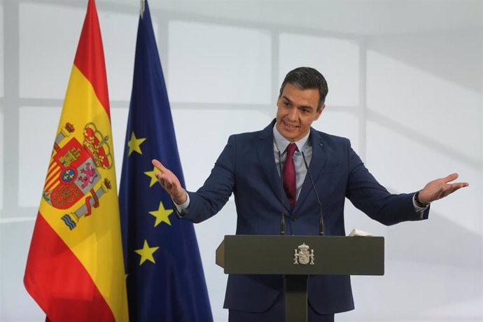 Archivo - El presidente del Gobierno, Pedro Sánchez, interviene durante un acto de homenaje a la comunidad educativa, en La Moncloa, a 19 de junio de 2021, en Madrid (España). El homenaje es para toda la comunidad educativa, profesores, familias y alumnos