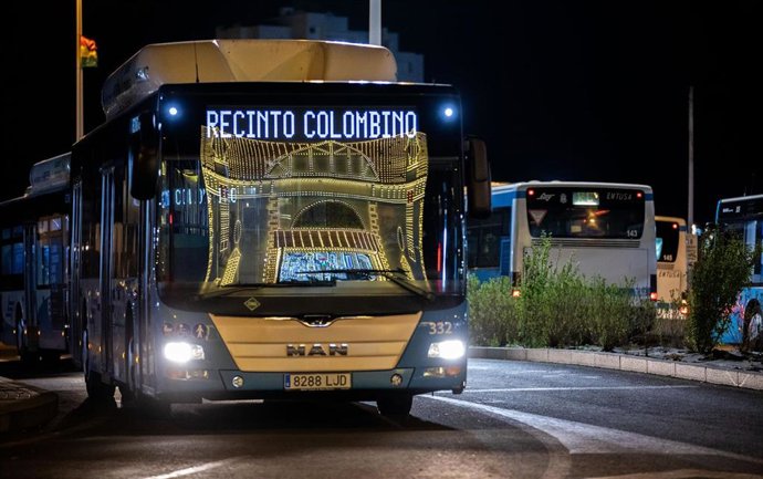 Archivo - Un autobús de Emtusa que presta servicio al recinto colombino.