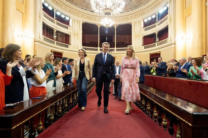 (I-D) La secretaria general del PP, Cuca Gamarra; el presidente del Partido Popular, Alberto Núñez Feijóo, y la portavoz del PP en el Senado, Alicia García, a su llegada a una reunión con los grupos parlamentarios del partido Popular, a 24 de julio de 202