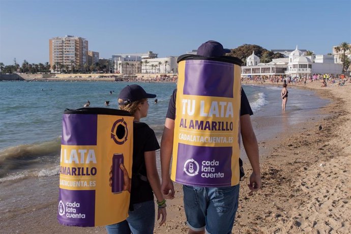 Archivo - Educadores ambientales de Cada Lata Cuenta, en una de las playas de Cádiz.