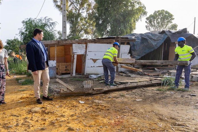 El delegado de Barrios de Atención Preferente y Derechos Sociales, José Luis García, supervisa el derribo de dos infraviviendas en el asentamiento chabolista de El Vacie.