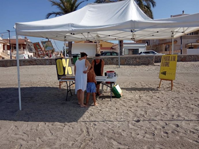 Campaña de información en playas durante el pasado verano