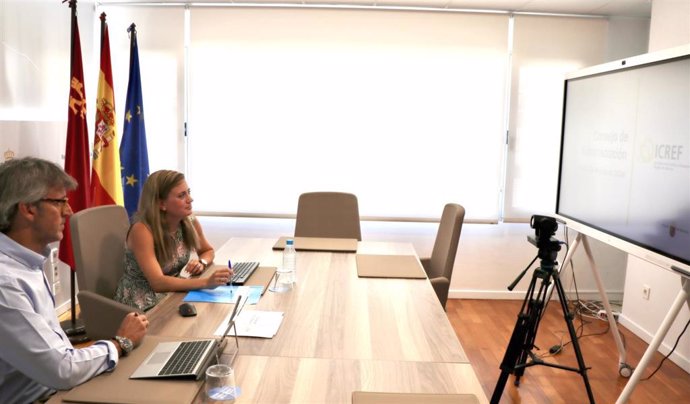 El consejero de Hacienda, Luis Alberto Marín, y la directora del Icref, Ana María López, durante la reunión del consejo de administración del Instituto de Crédito y Finanzas de la Región de Murcia