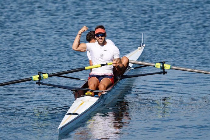 Javier García gesticula en la competición de Dos sin timonel en Paris 2024.