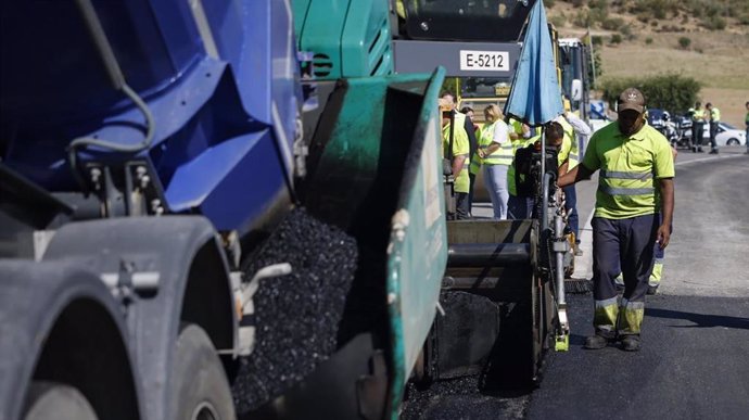 Trabajos de mantenimiento de carreteras, en foto de archivo.