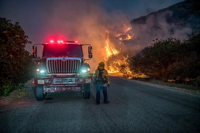 Archivo - 07 September 2022, US, Hemet: Firefighters battle the Fairview fire near Hemet. The fire has burned more than 9,846 acres. The blaze has left two people dead and destroyed structures. Photo: -/Riverside County Fire Department via ZUMA Press Wi