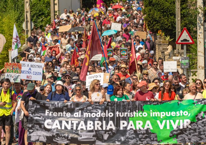 Manifestación de Cantabria para Vivir en Puente San Miguel contra el modelo turístico