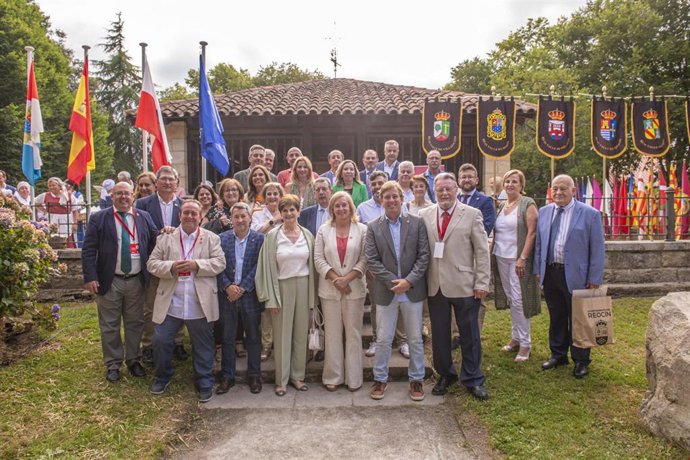 La presidenta del Parlamento, María José González Revuelta, y el alcalde de Reocín, Pablo Diestro, con los representantes de las Casas de Cantabria