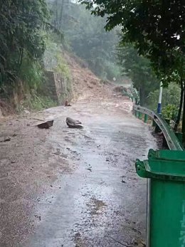 Imatge d'una carretera afectada després del corriment de terra a Hengyang, província central xinesa de Hunan