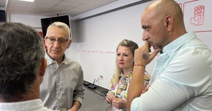 El secretario de Agricultura y Ganadería del PSOE de Huelva, Juan Antonio García, junto a otros dirigentes socialistas en la sede de su formación.