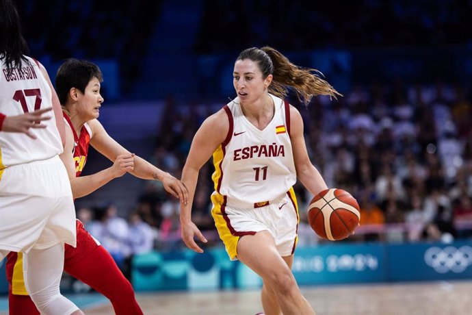 La jugadora española Leonor Rodríguez en una acción del partido entre España y China en el primer duelo de fase de grupos de los Juegos Olímpicos de Paris 2024