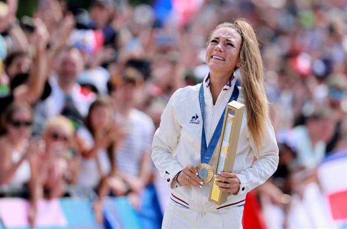 France's gold medallist Prevot Pauline Ferrand celebrates during the podium ceremony after the Women's Cross-Country Cycling Mountain Bike Gold Medal race at Elancourt Hill during the Paris 2024 Olympic Games