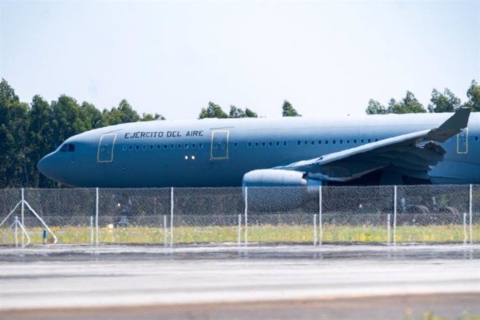 Llegada del avión en el que viajan los supervivientes, en el Aeropuerto Internacional de Santiago-Rosalía de Castro, a 28 de julio de 2024, en Santiago de Compostela, A Coruña, Galicia (España). Ha llegado a Santiago el avión fletado por el Ministerio de 