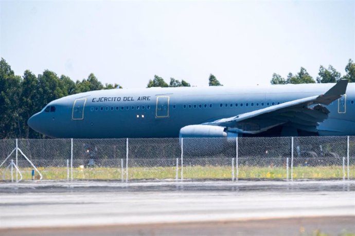 Llegada del avión militar que trasladó desde las Islas Malvinas a los marineros supervivientes del naufragio del 'Argos Georgia'.