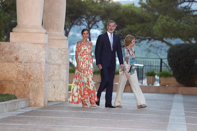 Archivo - Los Reyes, Felipe VI (c) y Letizia (1i), y la Reina Sofía (1d)  a su llegada a una recepción ofrecida a las autoridades de las Illes Baleares y a una representación de la sociedad balear, en el Palacio de Marivent. Archivo.