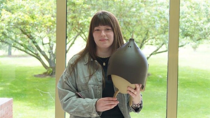 La graduada en Diseño por la Universidad de Navarra, Ariane Legarra, con el refugio para murciélagos.