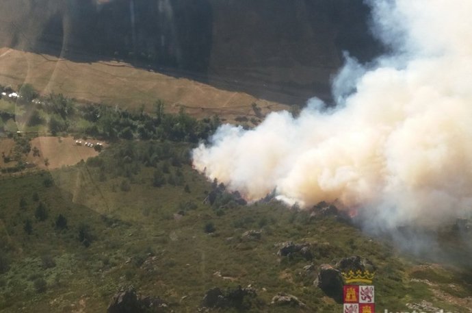 Incendio forestal declarado en Boca de Huérgano (León)