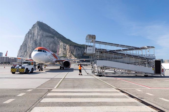 Archivo - Vista del aeropuerto de Gibraltar con el Peñón al fondo.