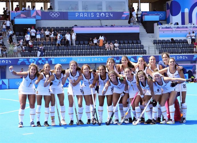 Las jugadoras de la selección española de hockey sobre hierba celebran su victoria ante Gran Bretaña en Paris 2024