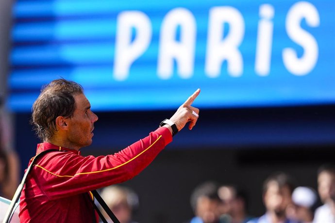 El tenista español Rafael Nadal celebra la victoria contra el húngaro Marton Fucsovics en la primera ronda del torneo olímpico de los Juegos de Paris 2024.