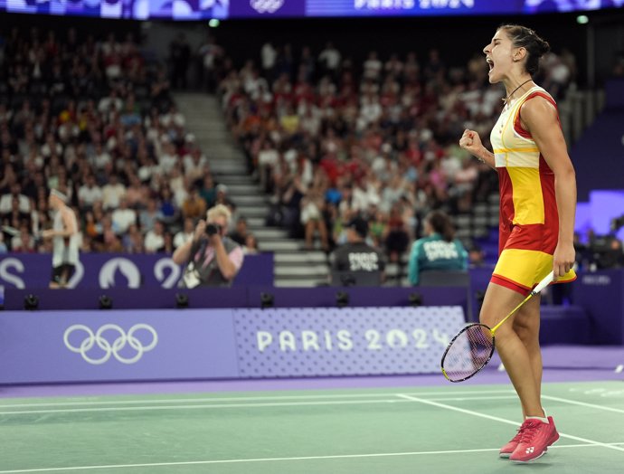 La jugadora española de bádminton Carolina Marín celebra un punto en Paris 2024